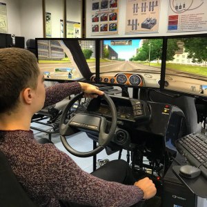 Можно ли научиться водить машину, играя в компьютерные гонки?