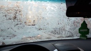 Чем опасно замерзшее изнутри лобовое стекло автомобиля?