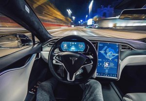 Может ли автопилот автомобиля "Тесла" ехать по любой дороге?