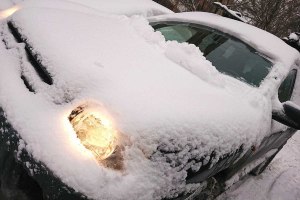 Зачем люди прогревают свой автомобиль зимой с включенными фарами?