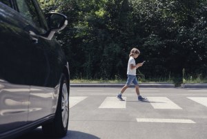 Может ли пешеход услышать догоняющий его электромобиль?