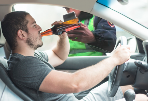 Можно ли пить пиво сидя в машине которая не едет или нет?