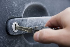 Какие способы открывания замёрших замков в дверях автомобиля?