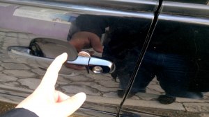 Зачем водители вставляют монетку в ручку автомобиля?