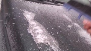 Как быстро освободить машину ото льда толщиной в 1 см после ледяного дождя?