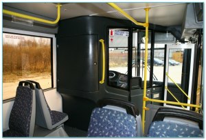 Чем оборудована вторая кабина стажировщика в электробусе?