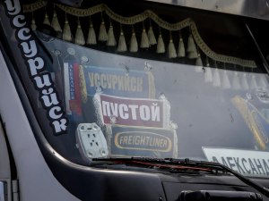 Зачем водители ставят на лобовое стекло табличку с надписью "тосол"?