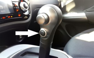 Для чего вторая кнопка у Nissan Juke на рычаге переключения(под основной)?