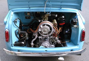У какого советского автомобиля двигатель находился в багажнике?