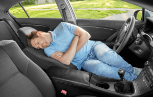 Можно ли спать в машине с включенным двигателем и печкой?