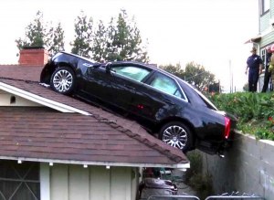 Зачем ставят старые машины на крыши сараев?