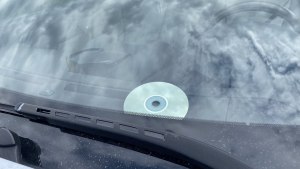 Зачем водители украшают лобовое стекло своего автомобиля компакт-дисками?