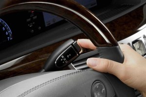 Почему стала плохо переключаться коробка передач на Мерседесе е-класса?