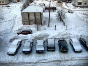 Как лучше парковать автомобиль зимой во дворе многоэтажного дома?