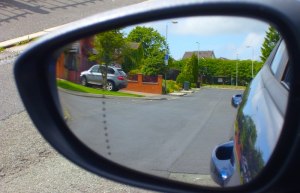 Для чего полоска на зеркале заднего вида?