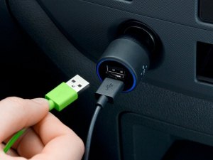 Можно заряжать смартфон от USB порта музыкального центра автомобиля?