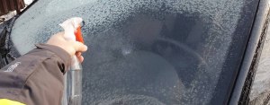 Почему под навесом стекла автомобиля не замерзают, а без навеса замерзают?