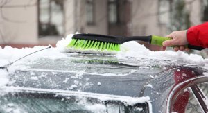 Стоит ли очищать машину от снега, если никуда не едешь?