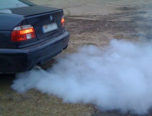 О чем говорит сизый дым из выхлопной трубы автомобиля?
