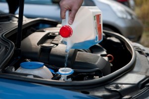 Что заливать летом вместо незамерзающей жидкости в автомобиль?