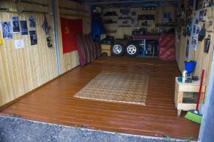 Чем покрыть деревянный пол в гараже?