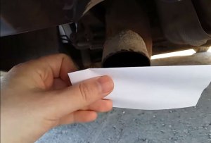 Как проверить двигатель авто с помощью листа бумаги?