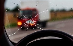 Почему многие водители ездят с разбитым стеклом?