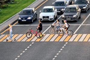 Почему люди переезжают через дорогу на велосипеде, если это нарушает ПДД?