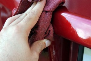 Как удалить суперклей с двери автомобиля?