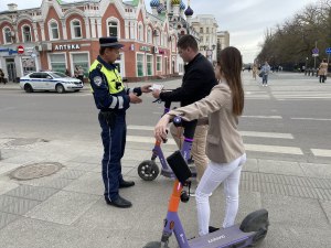 Что будет, если малыш-электросамокатчик врежется в полицейского?