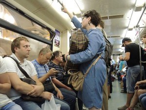 Имеет ли полный человек право занимать в транспорте полтора сидячих места?