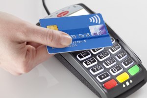 Можно расплатиться в магазине найденной на улице банковской картой?
