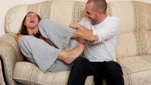 Могут ли мужа осудить за щекотку жены?