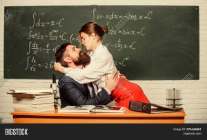 Секс ученика с учительницей -это нормально или нет?