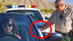 С какой целью полицейские США касаются задней фары остановленного авто?