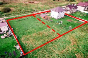 Можно ли поделить участок, если вход в дом один?