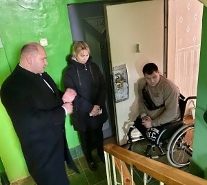 Имею ли я право не приглашать войти в дом участкового? Или ему можно всё?