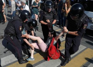 Какое ждет наказание полицейского избившего на протестах женщину?