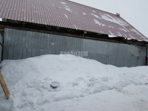 Снег с крыши соседа падает на мой участок – что делать?
