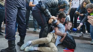 Если полиция избивает на улице лежащего человека, стоит бить полицейских?