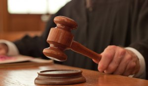 В каких случаях судья в РФ стучит молотком по столу?