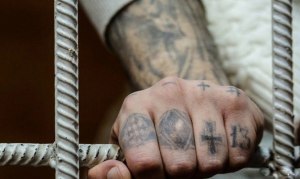 Чем з/к делают татуировки, если острые предметы в тюрьмах запрещены?