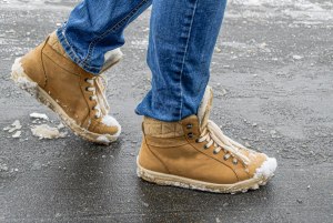 Кто заплатит за испорченную обувь от реагентов на тротуарах зимой? Почему?