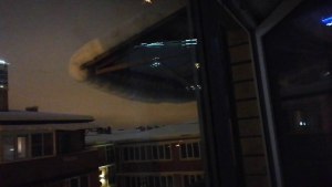 Можно ли самостоятельно скидывать снег с балкона?