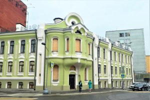 Какой цвет возвращён фасадам дома кондитера Абрикосова в ходе реставрации?
