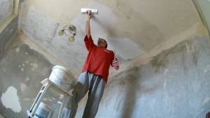 Как удалить побелку с потолка, чтобы приклеить пенопластовую плитку и обои?