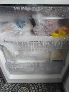 Полезно ли, можно ли сливать в канализацию лед из холодильника?