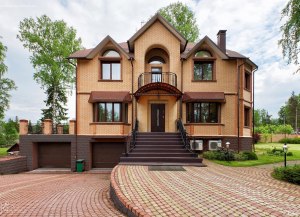 Как часто нужно красить деревянный фасад загородного дома?