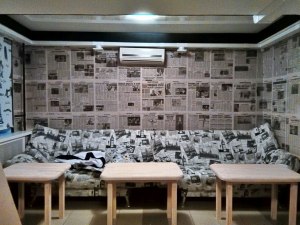 Как вам идея обклеить стену газетами?