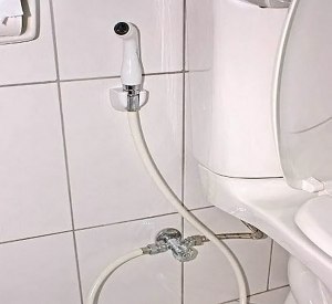 С какой стороны от унитаза приспособить гигиенический душ? Почему?